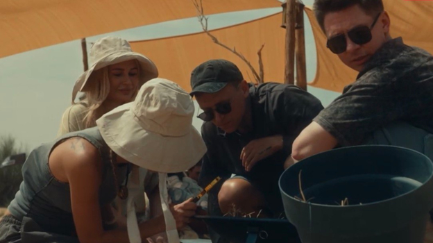 Мамаев вместе с Батрутдиновым, Рудовой и Хилькевич разжигает костер в пустыне.