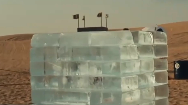 Начало испытания: гигантский куб льда.