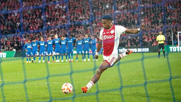 Футболист Юрриен Тимбер.