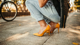 Женские ножки в красивых бархатных туфлях