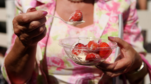 Фирменный десерт турнира - клубника со сливками. Клубника со сливками