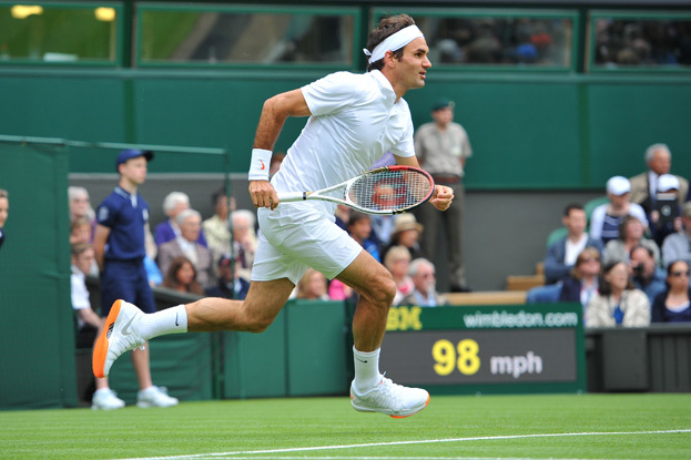 В 2013 году Роджеру Федереру пришлось поменять кроссовки с оранжевой подошвой. Роджер Федерер в кроссовках с оранжевой подошвой на Уимблдоне в 2013 году