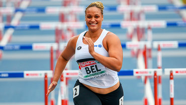 Метательница молота Джолиен Бумкво на дистанции забега на 100 метров с барьерами.