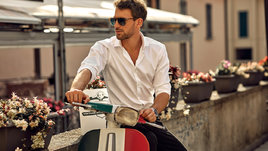 Красивый мужчина на скутере