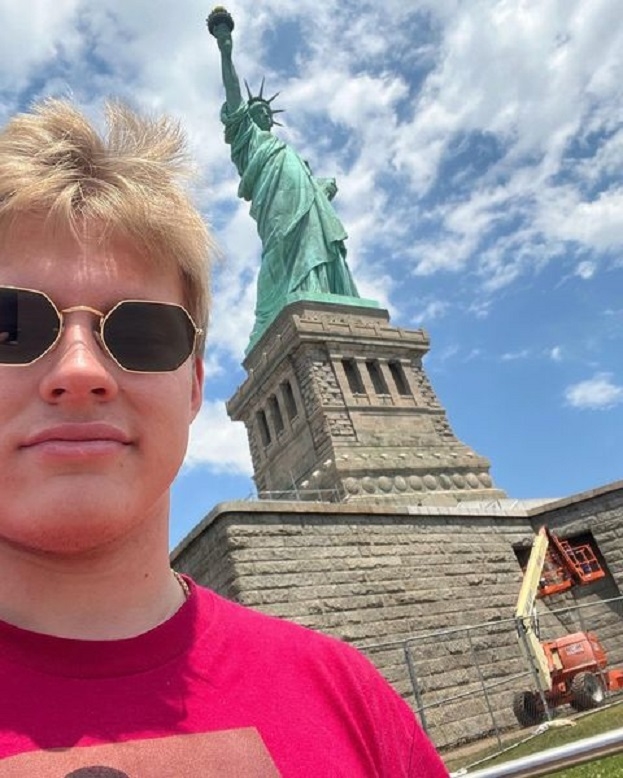 Матвей Мичков в Нью-Йорке. Хоккеист Матвей Мичков в Нью-Йорке