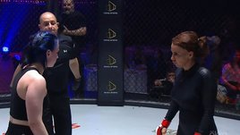 Беркова перешла из фрик-боев в профессионалы. В дебюте порноактриса сразила соперницу коленом в голову