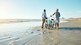 Пожилая пара на песчаном пляже