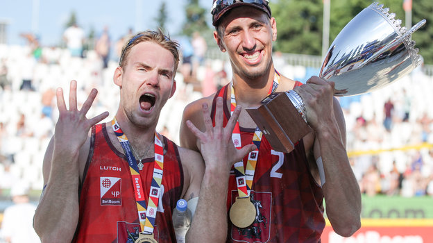 Олег Стояновский (справа) и Илья Лешуков с кубком за победу в этапе чемпионата России по пляжному волейболу среди мужчин.