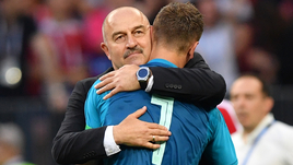 Тренер Станислав Черчесов и вратарь Игорь Акинфеев.