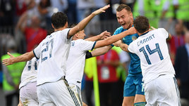 Игорь Акинфеев принимает поздравления от партнеров по сборной России после победы над Испанией