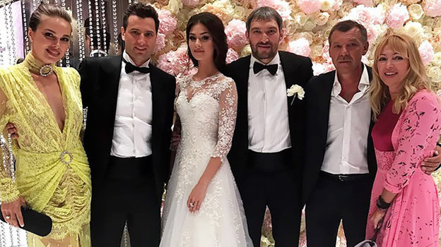 Роман Ротенберг и Олег Знарок со своими женами с Александром Овечкиным и Анастасией Шубской. Роман Ротенберг и Олег Знарок со своими женами с Александром Овечкиным и Анастасией Шубской