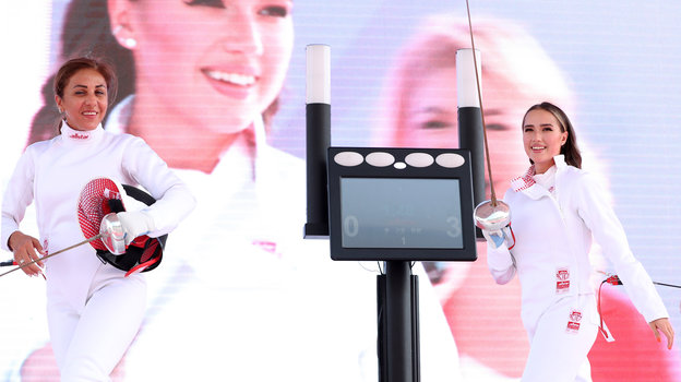 Фехтовальщица Карина Азнавурян и фигуристка Алина Загитова