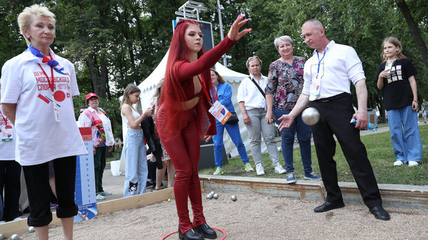 Фигуристка Александра Трусова играет в петанк