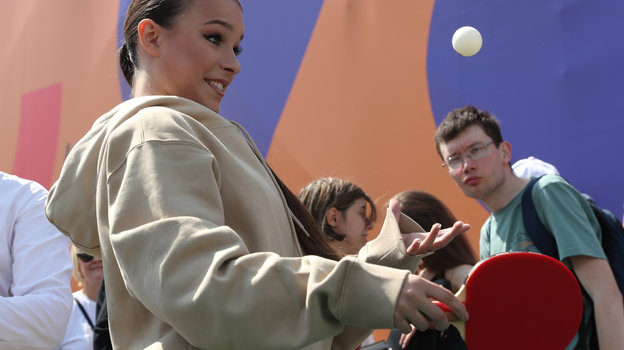 Фигуристка Анна Щербакова играет в настольный теннис