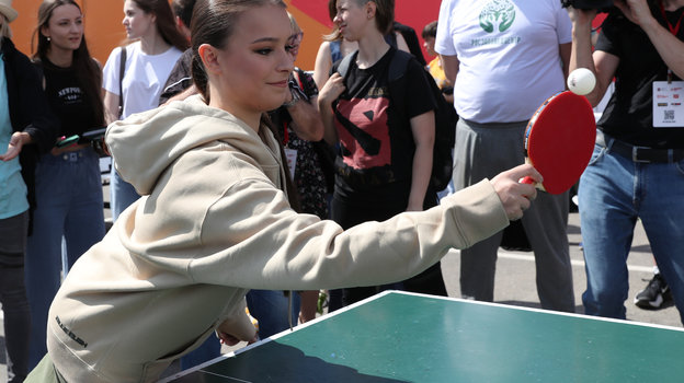 Фигуристка Анна Щербакова играет в настольный теннис
