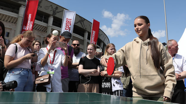 Фигуристка Анна Щербакова играет в настольный теннис