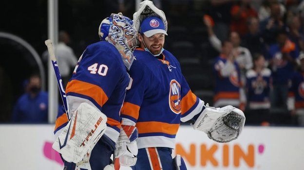 Российские голкиперы «Айлендерс» Семен Варламов и Илья Сорокин.