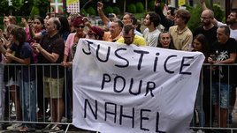 Протестующие на улице во время гонки «Тур де Франс»