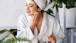 Девушка смывает маску перед зеркалом