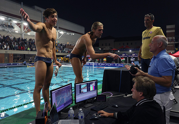 Венгерские ватерполисты спорят с судьями.