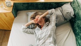 Девушка только проснулась и трет глаза1