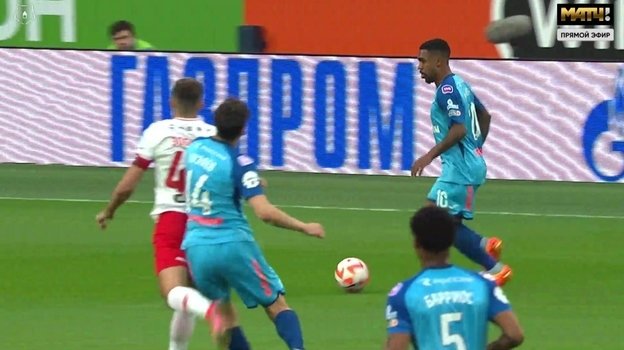 Далер Кузяев («Зенит») толкает Романа Зобнина («Спартак») в матче 26-го тура РПЛ.