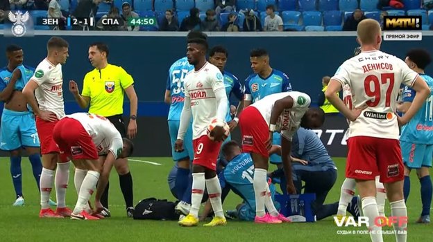 Павел Кукуян общается с Романом Зобниным.