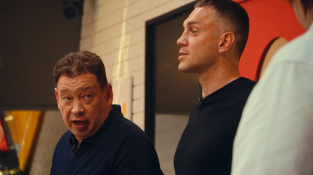 Слуцкий и Дзюба плюют в длину.