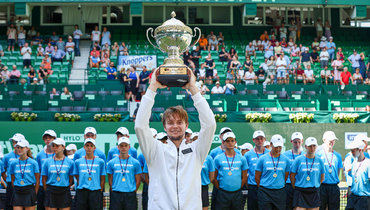 Александр Бублик с трофеем за победу на турнире в Халле.
