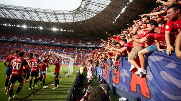 Игроки «Осасуны» празднуют гол с фанатами.