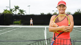 Красивая взрослая женщина в теннисной форме смотрит в кадр