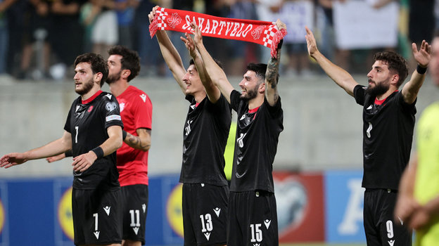 Хвича Кварацхелия (справа) с партнерами по сборной Грузии. Хвича Кварацхелия (справа) с партнерами по сборной Грузии