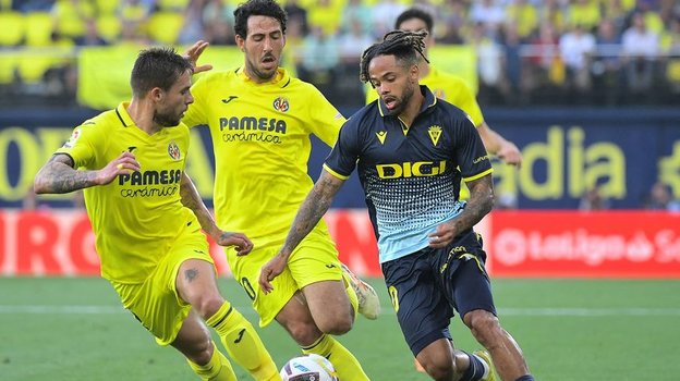 Тео Бонгонда (справа).