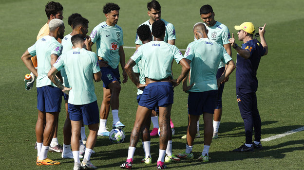 Рамон Менезес с игроками сборной Бразилии на тренировке. Рамон Менезес с игроками сборной Бразилии на тренировке