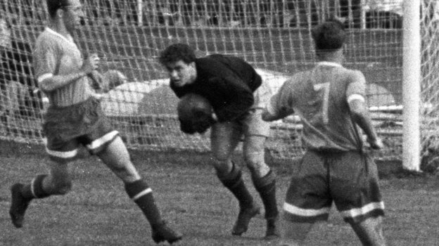 Борис Разинский с мячом. Борис Разинский