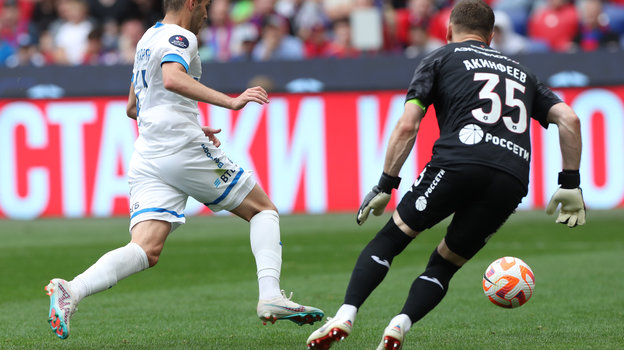 Арсен Захарян забивает гол в ворота Игоря Акинфеева