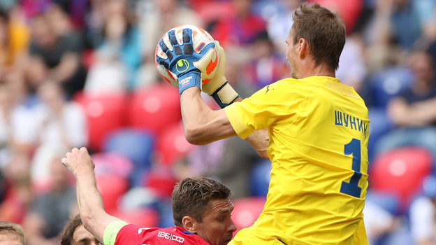 Антон Шунин с мячом