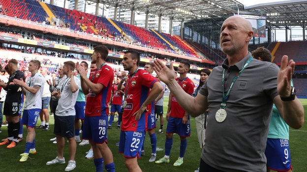 Владимир Федотов и футболисты команд