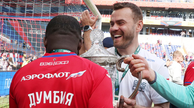 Сейду Думбия и Игорь Акинфеев