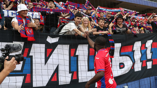 Сейду Думбия приветствует болельщиков ЦСКА