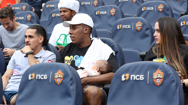 Хесус Медина и Мойзес с ребенком на трибуне