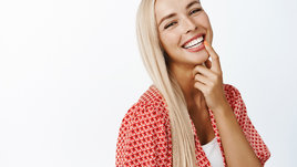 Девушка широко улыбается.