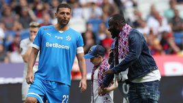 Футболисты Кевин Кураньи и Сейду Думбия.