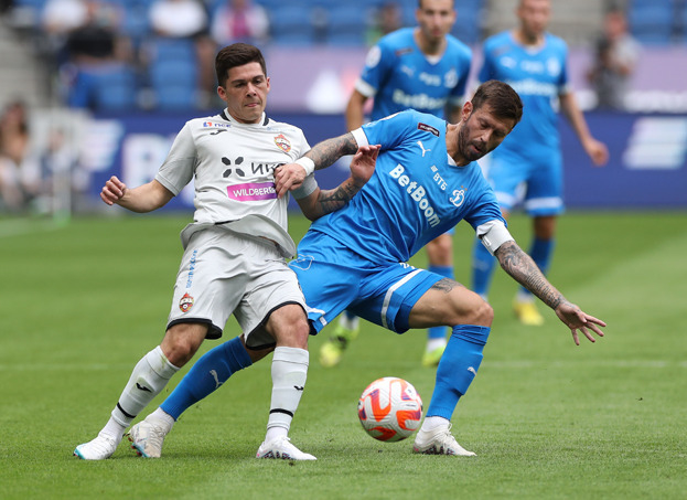 Футболисты Виктор Мендес и Федор Смолов.