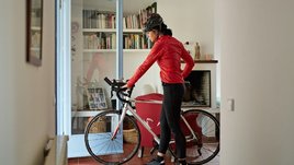 Девушка выходит из дома с велосипедом