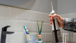 Ирригатор в руке