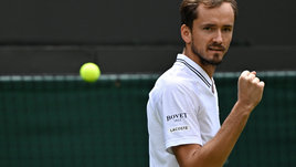 Медведев вышел в четвертьфинал, Андреева и Александрова вылетели. Онлайн-трансляция понедельника на Уимблдоне