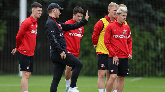 Гильермо Абаскаль руководит тренировкой