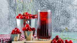 Кувшин с вкусным вишневым компотом на столе