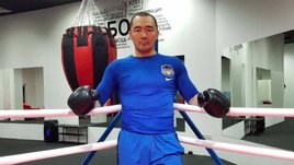 «Он использовал сына как щит!» Казахстанский боксер избил мужчину с ребенком на руках